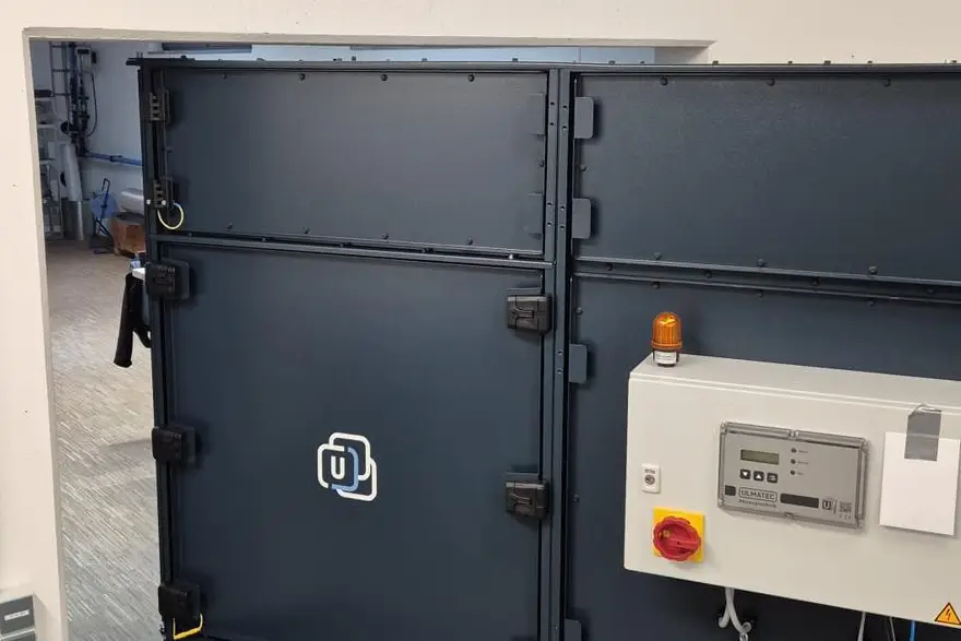 ein ölnebelabscheider von ulmatec für das absaugen und filtern von aerosolen, emulsionen und kühlschmierstoffnebel für Industrie und Metallbearbeitung