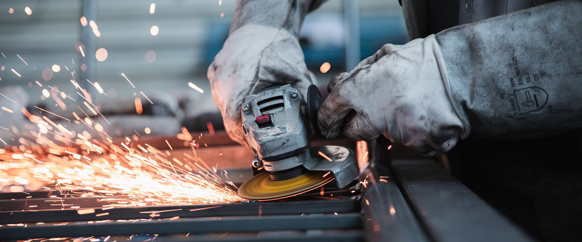 ein ölnebelabscheider von ulmatec für das absaugen und filtern von aerosolen, emulsionen und kühlschmierstoffnebel für Industrie und Metallbearbeitung